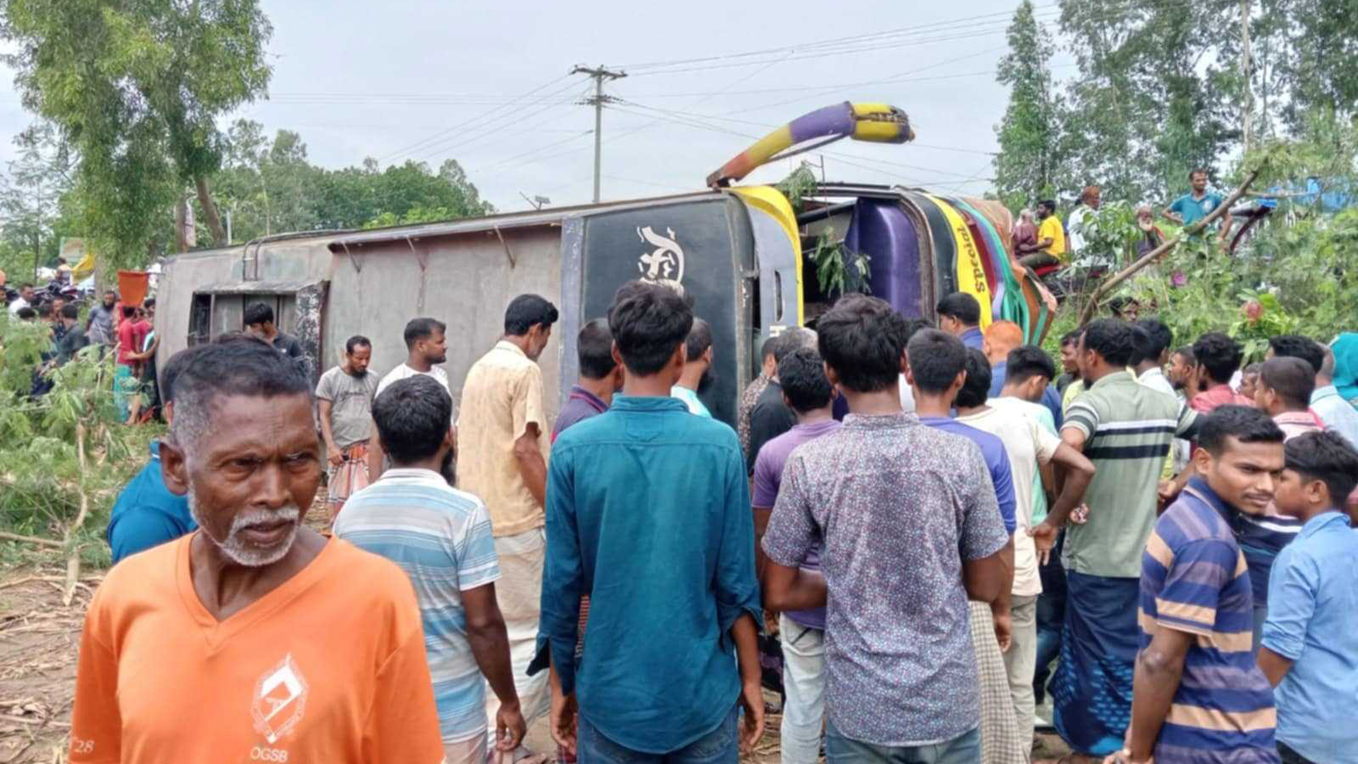 দিনাজপুরে নিয়ন্ত্রণ হারিয়ে বাস খাদে, আহত ২০