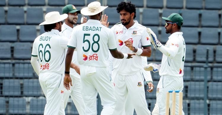 চরম উইকেটখরা, দেড় দিনে বাংলাদেশি বোলারদের ঝুলিতে মাত্র ৪ উইকেট!