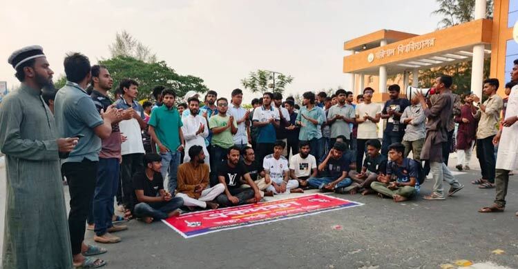 ঢাকা-কুয়াকাটা মহাসড়ক অবরোধ শিক্ষার্থীদের, যান চলাচল বন্ধ