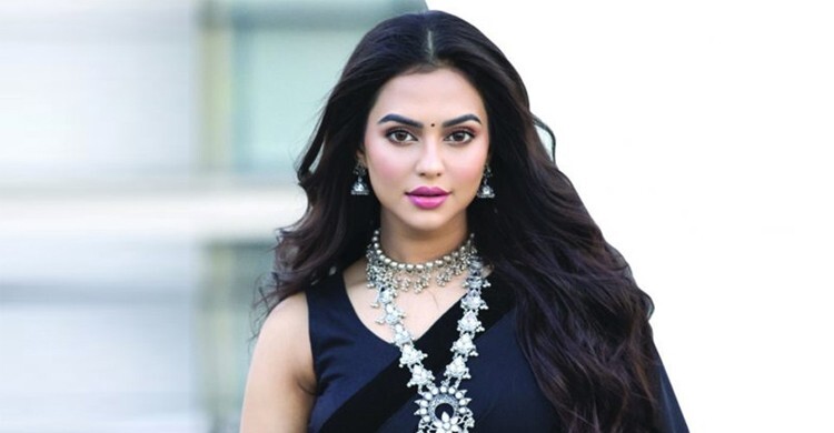 বিমানবন্দরে অভিনেত্রী নুসরাত ফারিয়া আটক