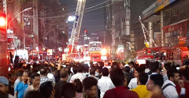 বেইলি রোডের সিরাজ টাওয়ারের আগুন নিয়ন্ত্রণে, ছাদ থেকে উদ্ধার ১৮ জন