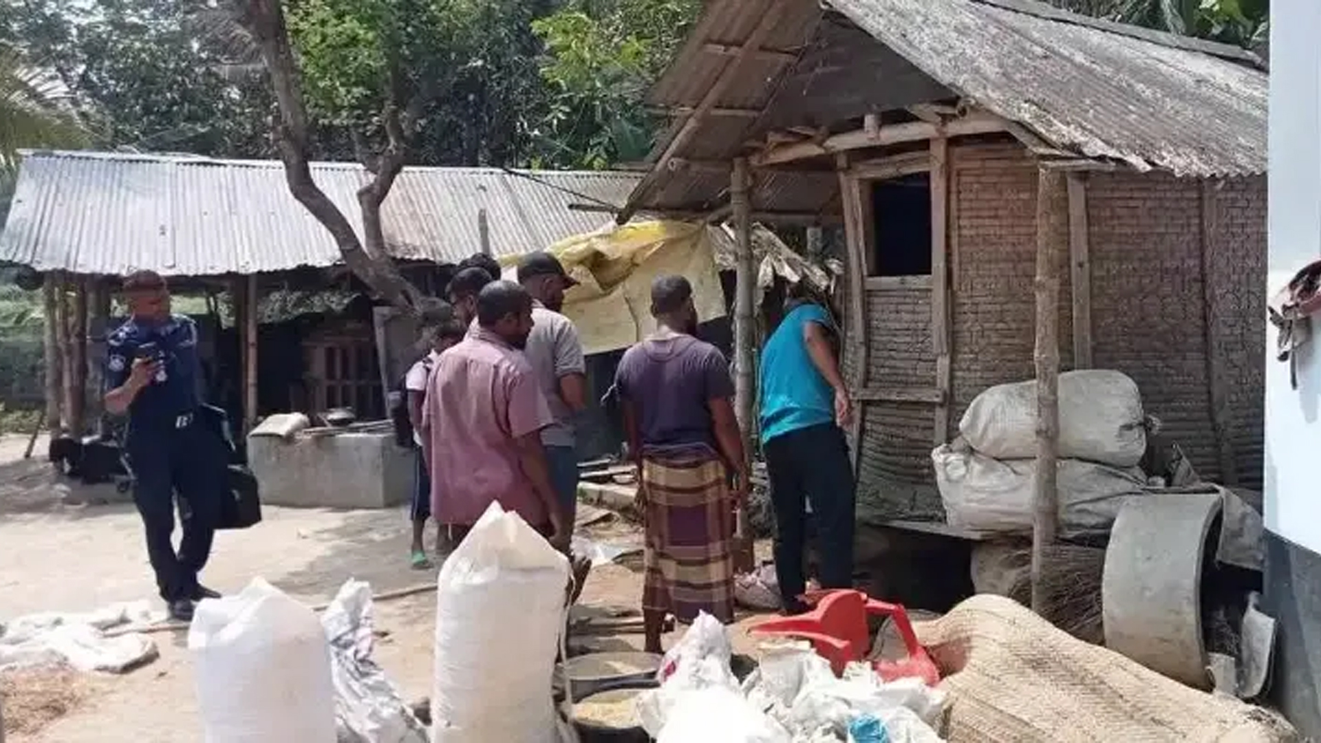 যুবলীগ নেতার ধানের গোলায় রাখা ছিল ককটেল, বিস্ফোরণে আহত ২