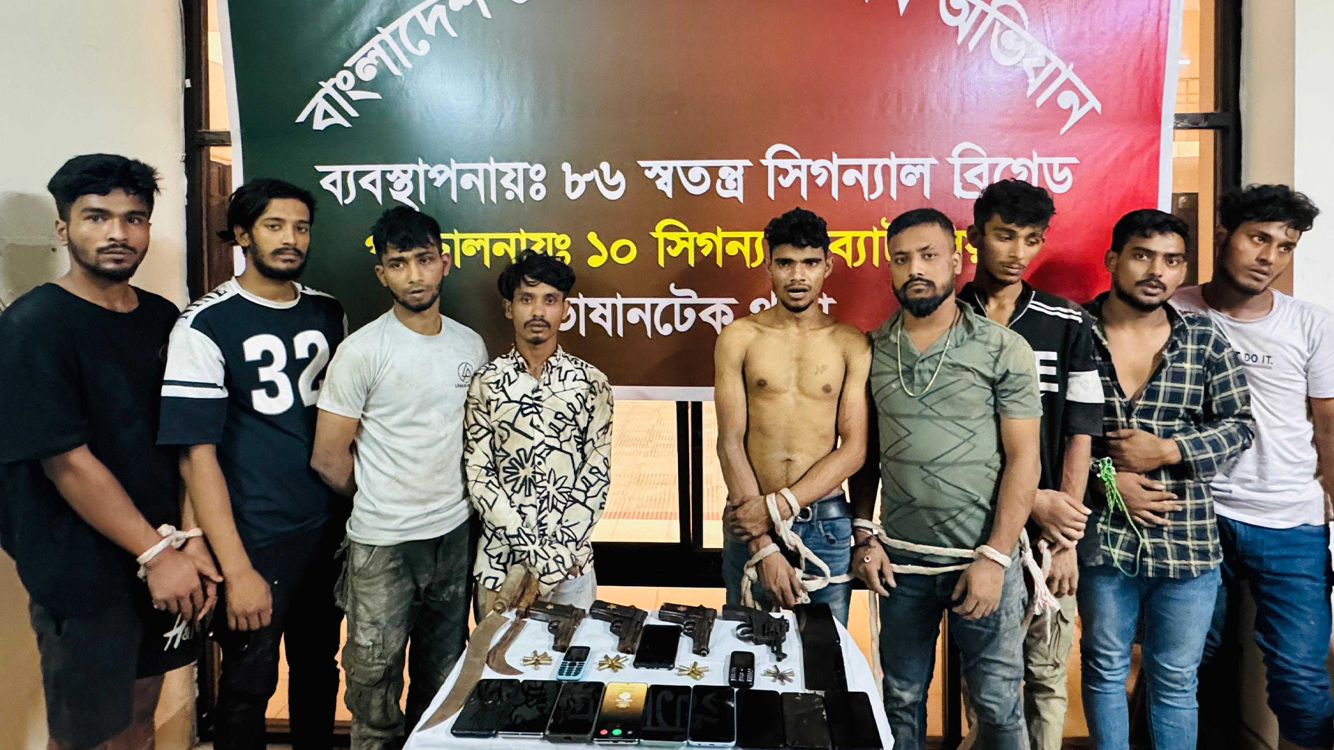সেনাবাহিনীর অভিযানে ‘হিটলু বাবু গ্যাং’র প্রধানসহ গ্রেফতার ১০