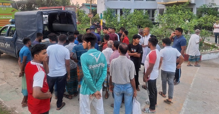 গোবিন্দগঞ্জে এক বাসের ধাক্কায় রিকশা থেকে ছিটকে পড়েন সড়কে, চাপা দেয় আরেক বাস