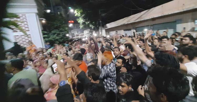 আইভীকে গ্রেফতারে পুলিশের অভিযান, এলাকাবাসীর বিক্ষোভ