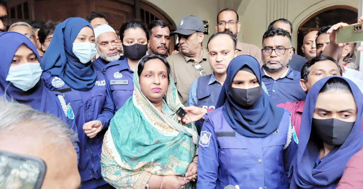 ডা. সেলিনা হায়াত আইভীকে গ্রেফতার করেছে পুলিশ।