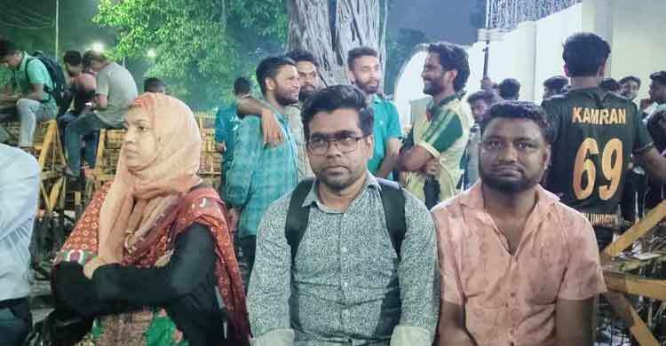 রাতভর আন্দোলনে সরব জবি শিক্ষকরাও