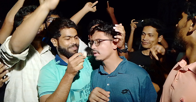 আ’লীগের কার্যক্রম নিষিদ্ধ: সারাদেশে আনন্দ মিছিল, মিষ্টি বিতরণ