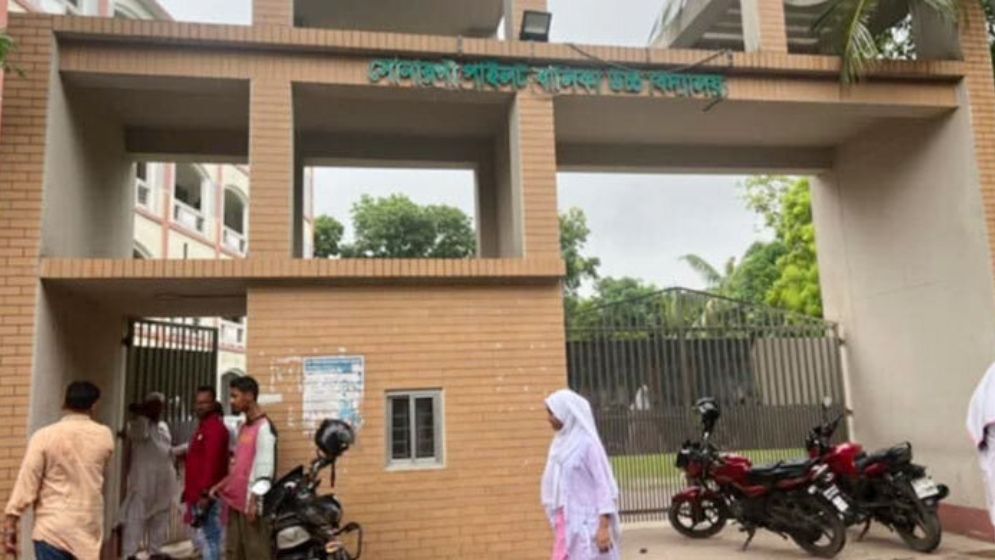 সোনারগাঁয়ে ক্লাশ চলাকালে অসুস্থ শিক্ষার্থীরা