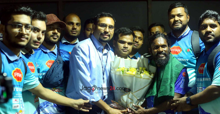 এভারেস্টজয়ী শাকিলকে বিমানবন্দরে সংবর্ধনা, আবেগঘন পরিবেশ