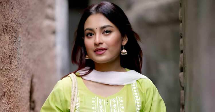 শুটিং অসমাপ্ত রেখে ঢাকায় অভিনেত্রী তটিনী