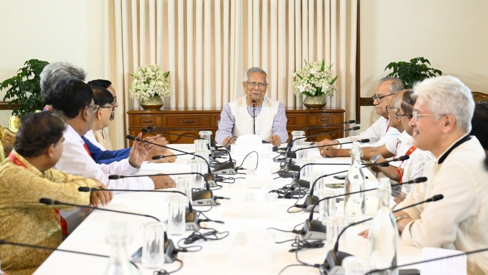 প্রধান উপদেষ্টার সঙ্গে রাজনৈতিক দলগুলোর বৈঠক শুরু