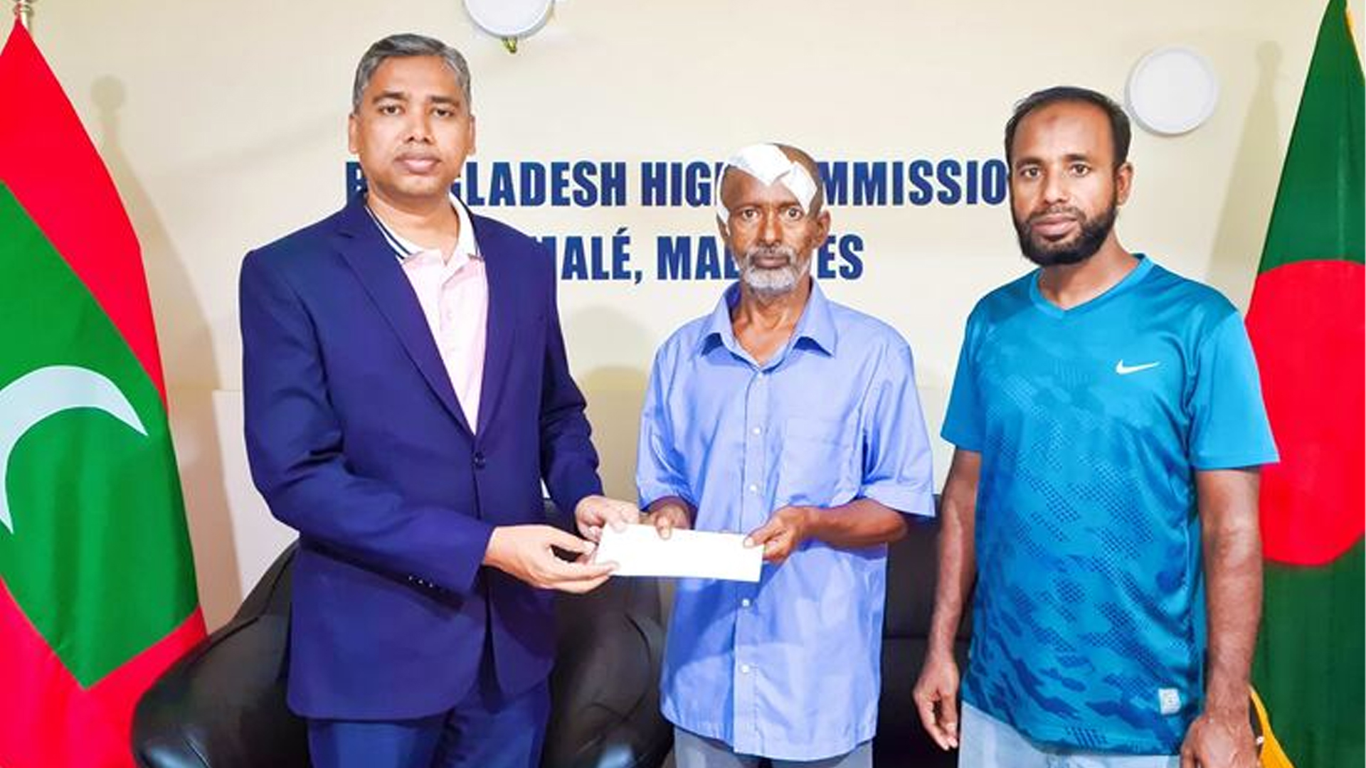 অসুস্থ মালদ্বীপ প্রবাসীকে বিমান টিকিট দিলো হাইকমিশন