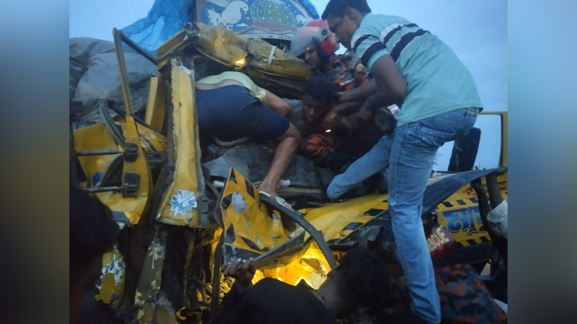 সড়ক দুর্ঘটনায় গাড়িতে আটকে ছিলেন চালক, ৯৯৯ এ কলে উদ্ধার