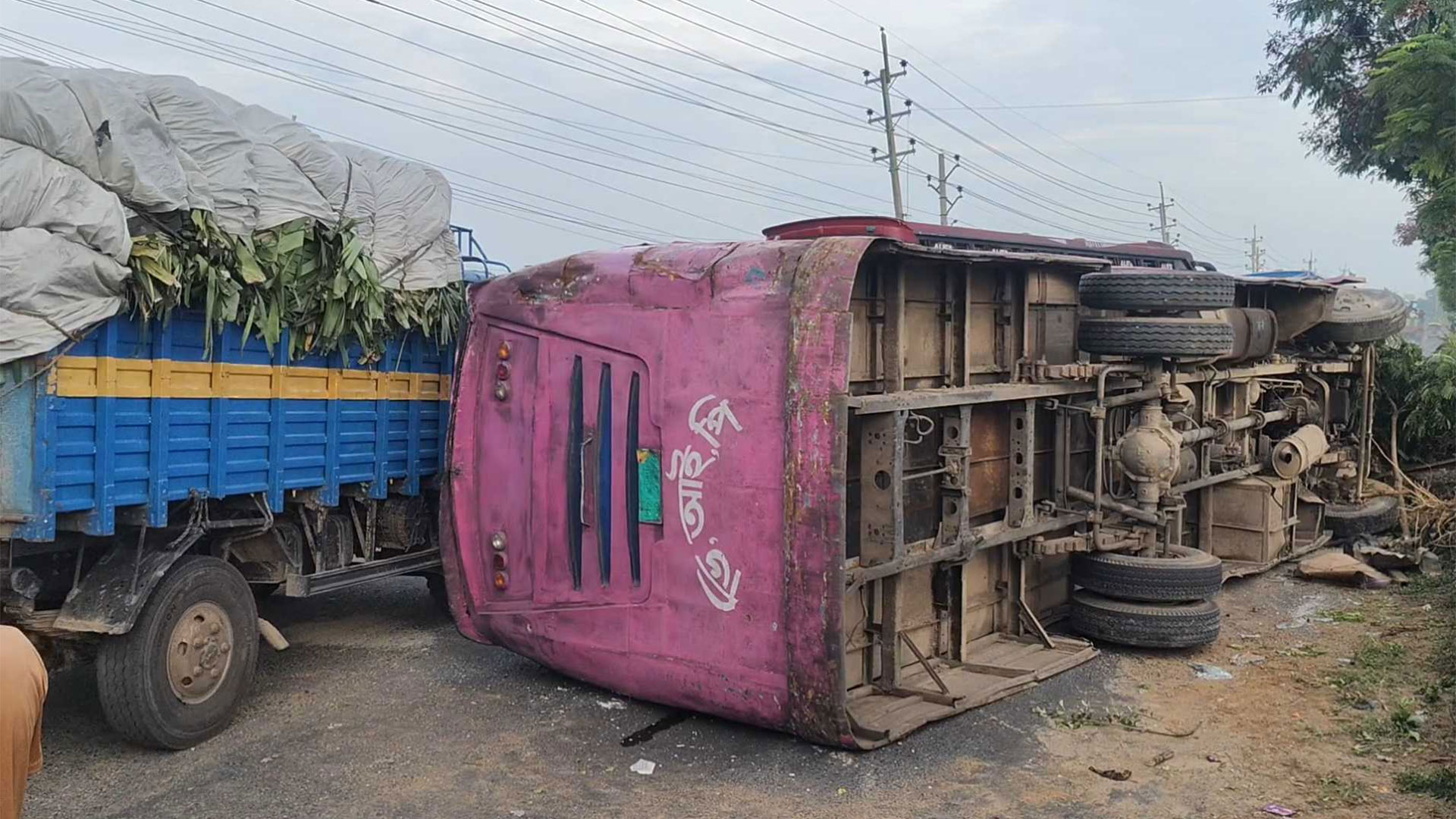 দুই বাসের পাল্লা, ডিভাইডারে ধাক্কা লেগে উল্টে প্রাণ গেল হেলপারের