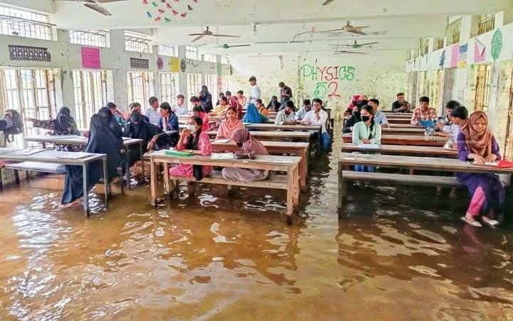 কুমিল্লায় হাঁটু পানিতে অনার্স ভর্তি পরীক্ষা দিলো শিক্ষার্থীরা