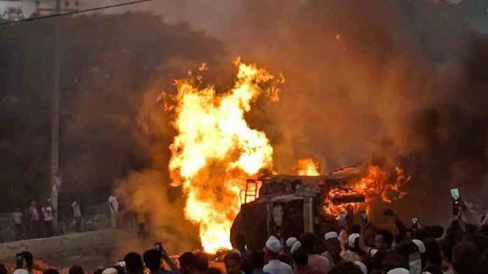 মহাসড়কে সিলিন্ডারবোঝাই ট্রাক উল্টে বিস্ফোরণ