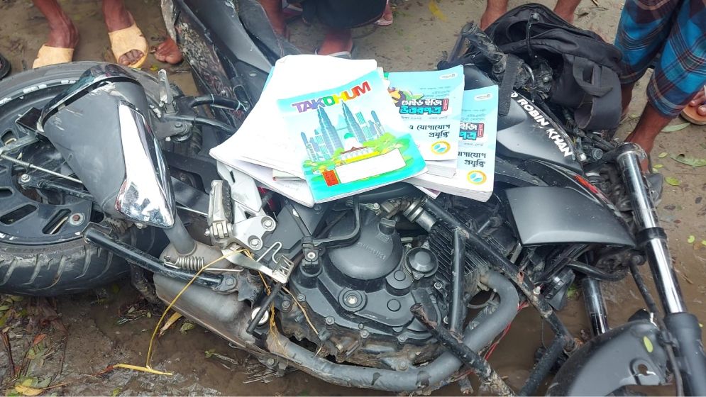 বাসের ধাক্কায় প্রাণ গেল তিন কলেজ শিক্ষার্থীর