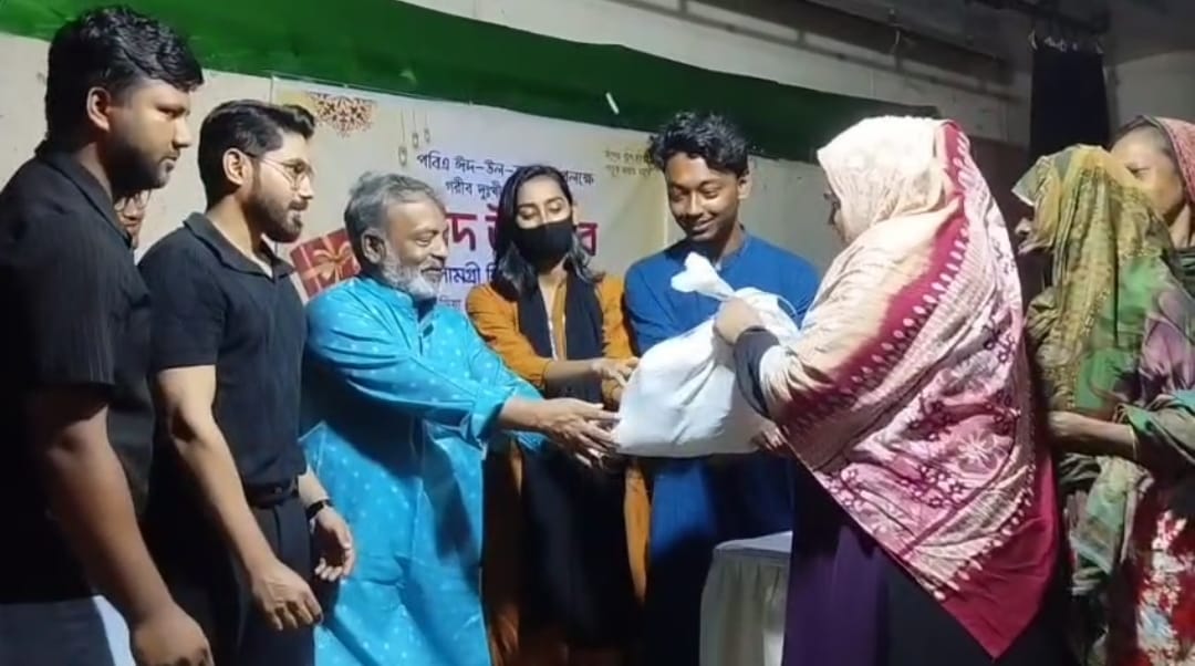 কুমিল্লায় সুবিধাবঞ্চিতদের মাঝে দুর্বার বাংলাদেশের ঈদ উপহার বিতরণ