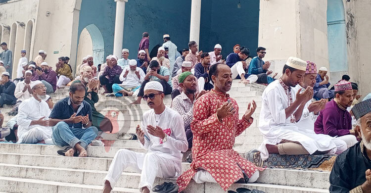 বিশেষ মোনাজাতে দেশ-জাতির শান্তি-শৃঙ্খলা ও নিরাপত্তা কামনা