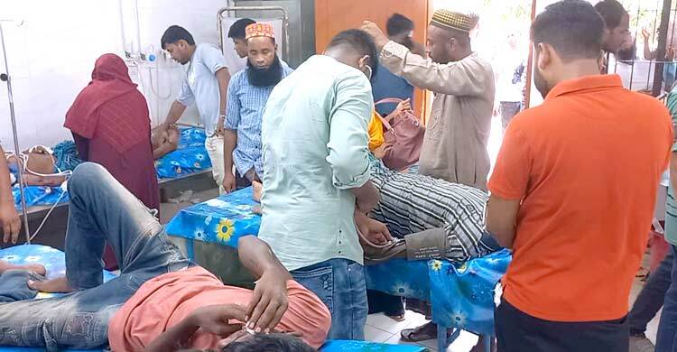 চাঁদপুরে বাস-সিএনজি সংঘর্ষে চালকসহ নিহত ২