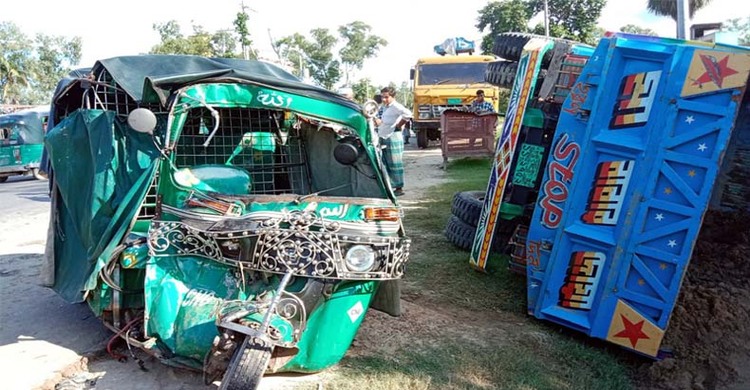 মিরসরাইয়ে পিকআপ-অটোরিকশা সংঘর্ষে নিহত ৩