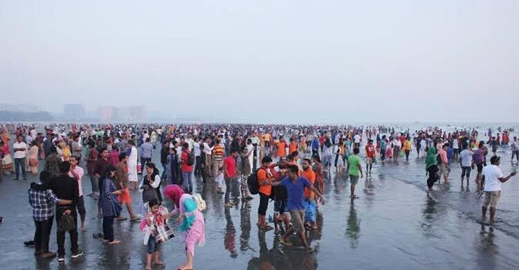 কক্সবাজার সৈকতে পর্যটক-দর্শনার্থীদের ভিড়