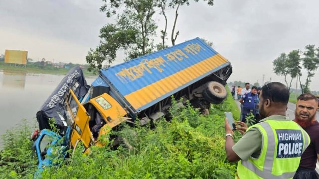 পুলিশের উদ্ধার ভ্যানে কাভার্ডভ্যানের ধাক্কা, দুর্ঘটনায় খাদে পড়ে ৪ গাড়ি