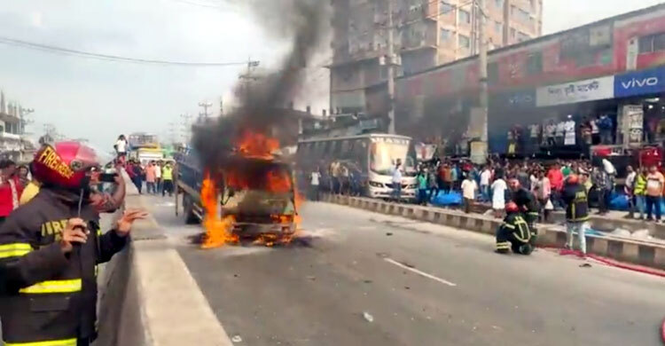 ঢাকা-টাঙ্গাইল মহাসড়কে চলন্ত পিকআপে আগুন