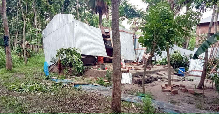 ফরিদপুরে হঠাৎ ঝড়, বাড়িঘর বিধ্বস্ত