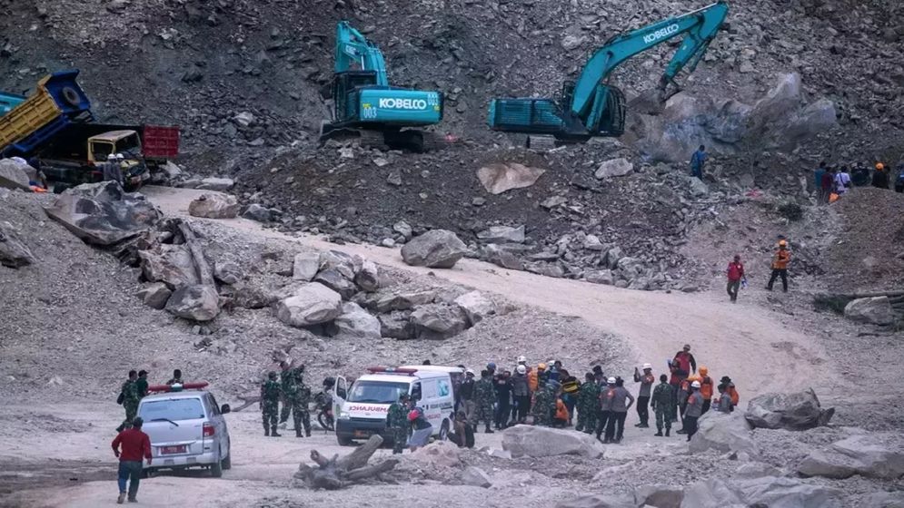 ইন্দোনেশিয়ায় পাথর খনি ধসে নিহত ১৭, এখনো আটকা ৮ জন