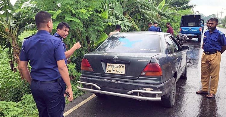 প্রাইভেটকারে হামলা, অস্ত্র ঠেকিয়ে ‘নগদ’র ৫৫ লাখ টাকা ছিনতাই