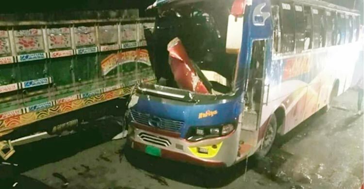 পদ্মা সেতুতে ট্রাকের পেছনে বাসের ধাক্কা, নিহত ২