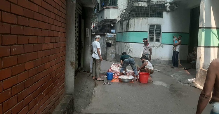ঈদের দ্বিতীয় দিনেও চলছে পশু কোরবানি
