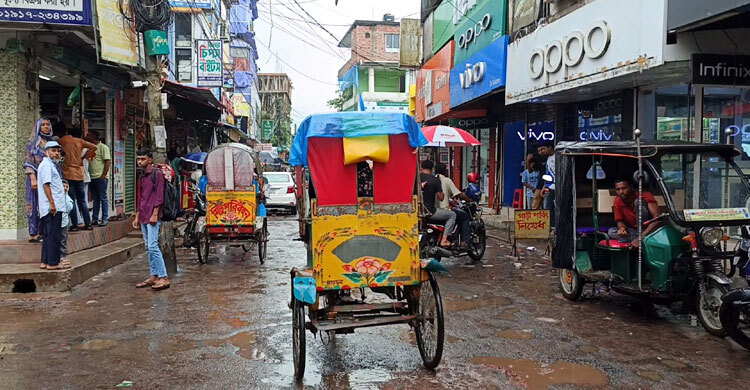 পিরোজপুরে টানা তিনদিন বৃষ্টি, দুর্ভোগে মানুষ