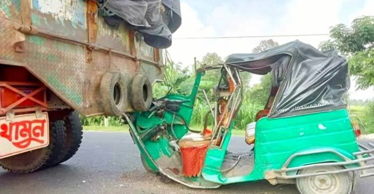 সিরাজগঞ্জে ট্রাকের পেছনে অটোরিকশার ধাক্কা, নিহত ২