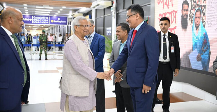 দেশে ফিরেছেন প্রধান উপদেষ্টা