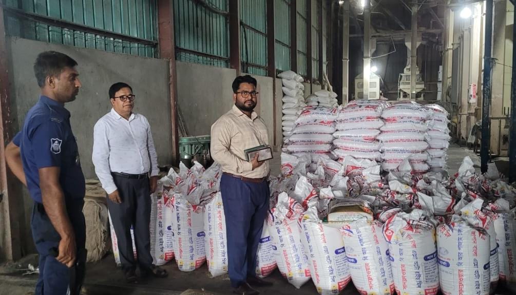 নামিদামি ব্র্যান্ডের বস্তায় স্থানীয় চাল, কুমিল্লায় দুই রাইস মিলকে জরিমানা