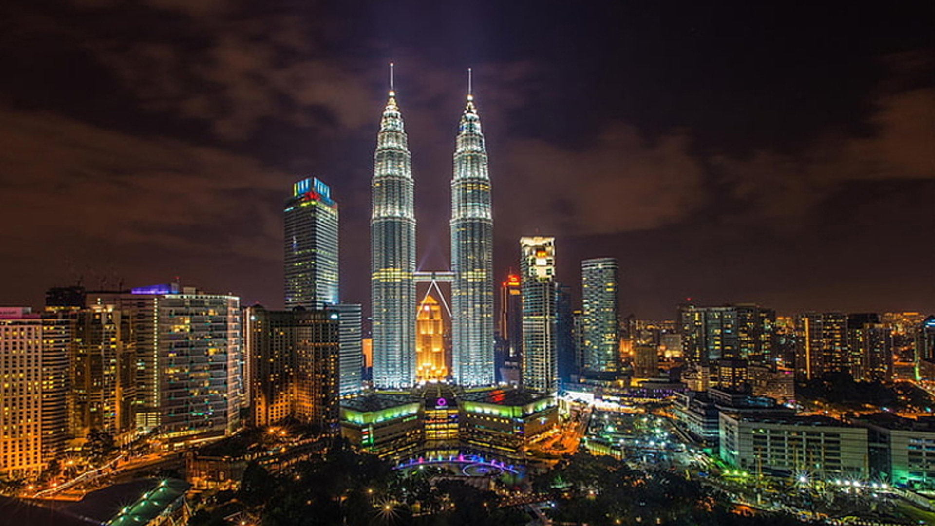 অভিবাসন কর্মকর্তাকে ঘুষ, মালয়েশিয়ায় ২ বাংলাদেশি অভিযুক্ত