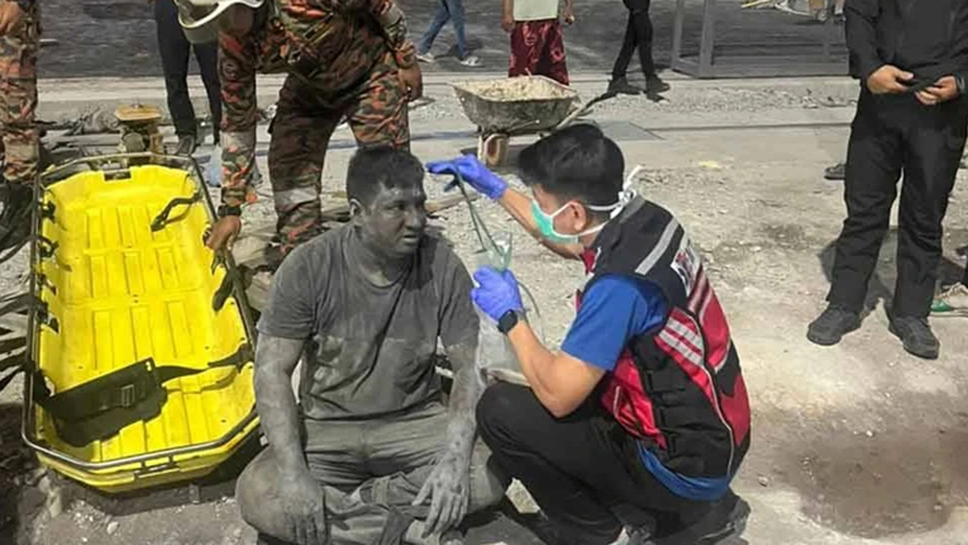 মাটির নিচে চাপা পড়লেন বাংলাদেশি কর্মী, প্রায় দুই ঘণ্টা পর উদ্ধার