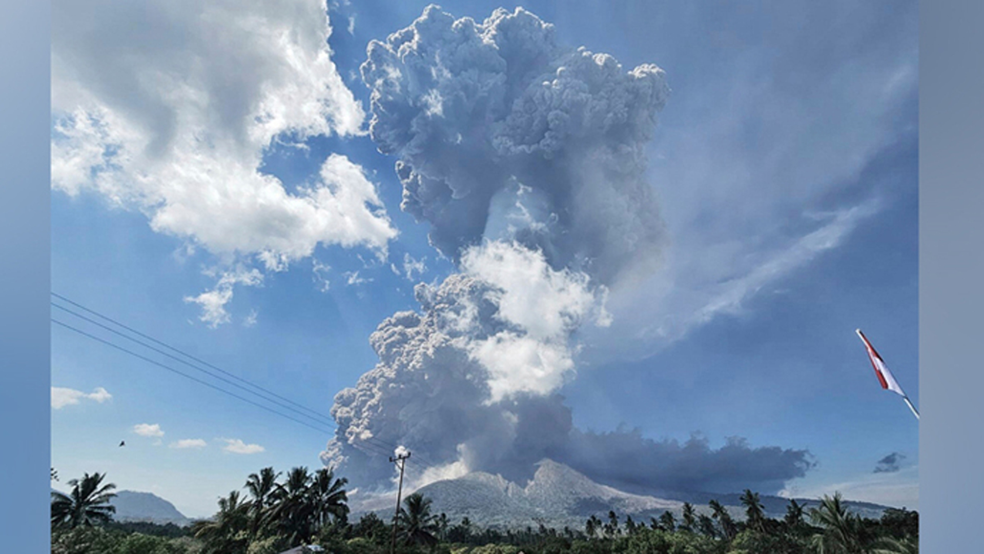 বালিতে ভয়াবহ অগ্ন্যুৎপাত, ফ্লাইট বাতিল