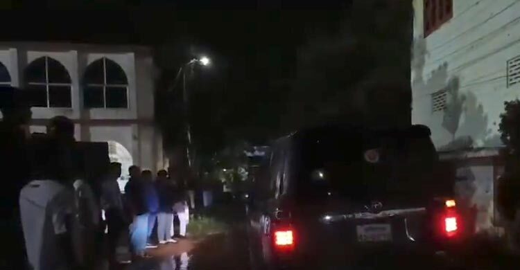 পুলিশ পাহারায় ক্যাম্পাস ছাড়লেন অবরুদ্ধ ভিক্টোরিয়া কলেজের অধ্যক্ষ