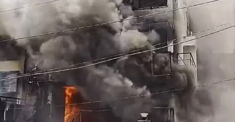 ইন্টারনেট-ফোন সেবায় বিঘ্ন কায়রোর টেলিকম ভবনে ভয়াবহ আগুন, নিহত ৪