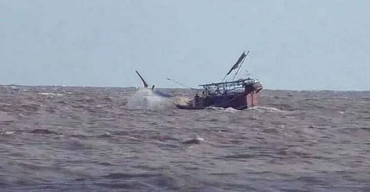 মেঘনায় ট্রলারডুবি ৬ জেলে উদ্ধার