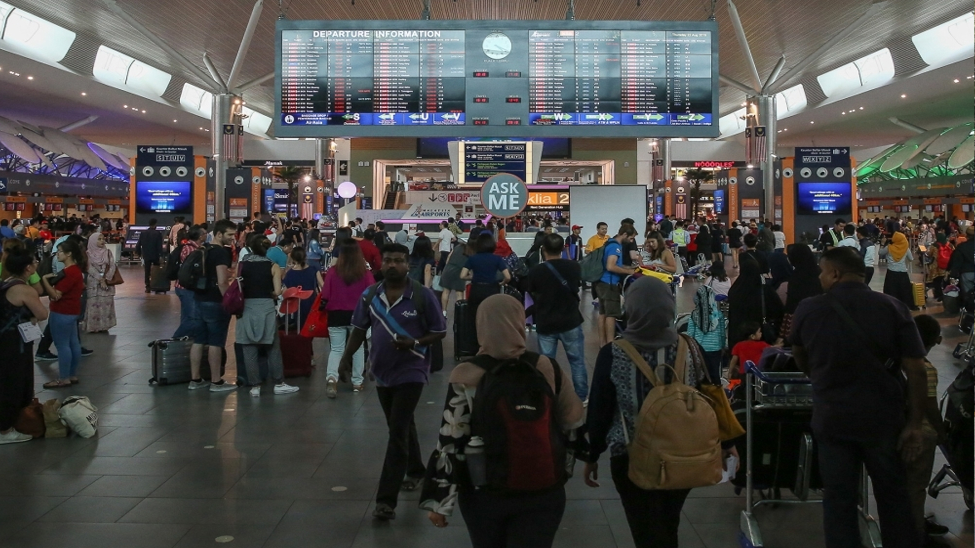 সোনা ও স্মার্টফোন চোরাচালানের অভিযোগে কুয়ালালামপুর বিমানবন্দরে ৪ বাংলাদেশি আটক