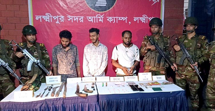 লক্ষ্মীপুরে অস্ত্র-ইয়াবাসহ ৩ যুবক আটক
