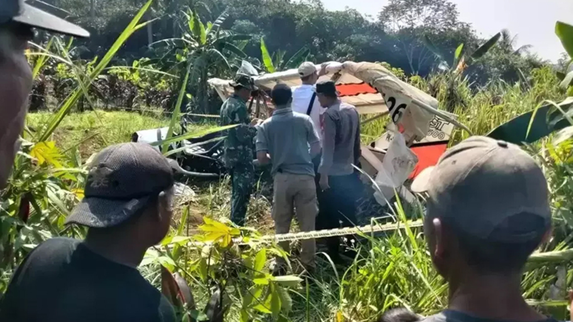 ইন্দোনেশিয়ায় এফ-১৬ বিমান দুর্ঘটনায় পাইলটের মৃত্যু, আহত ১
