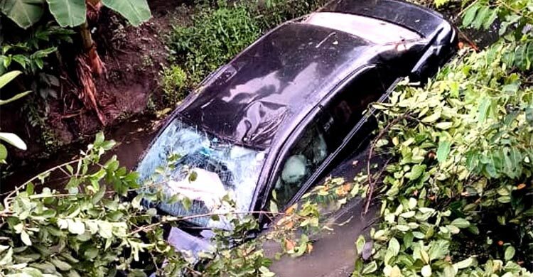 কুমিল্লায় প্রাইভেটকারের চাপায় প্রাণ গেলো মা-মেয়ের