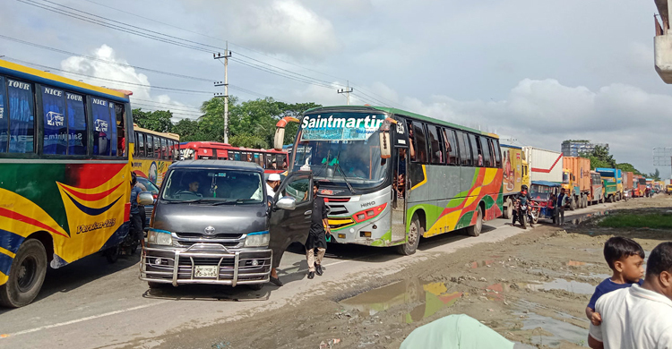 কুমিল্লা ঢাকা-চট্টগ্রাম মহাসড়কের ১৫ কিলোমিটার এলাকায় যানজট