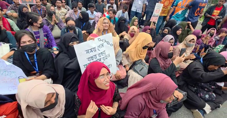 ফেনী ইউনিভার্সিটি ঢাকা-চট্টগ্রাম মহাসড়ক অবরোধ করে শিক্ষার্থীদের বিক্ষোভ